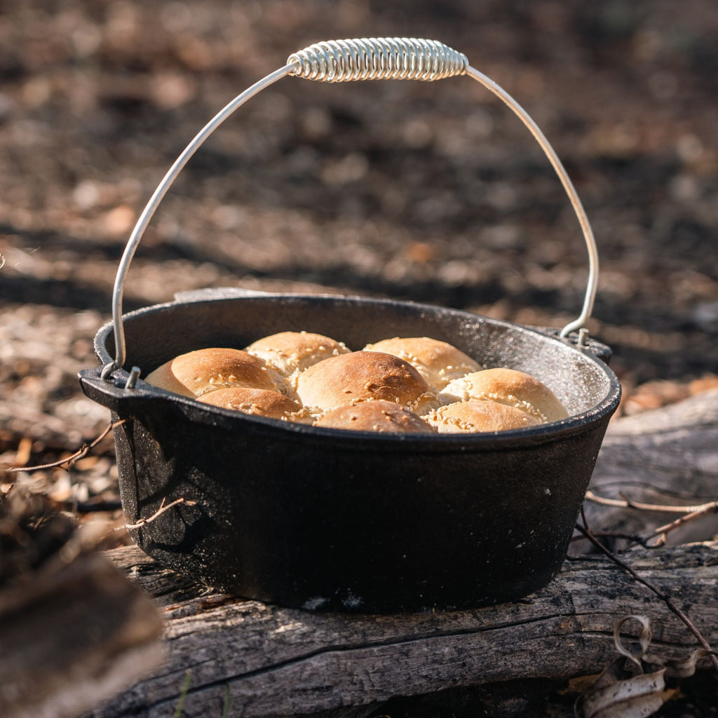 Wildtrak 4.5 Quart Heavy-duty Round Camp Oven Pre-Seasoned with Lip & Handle - view 3
