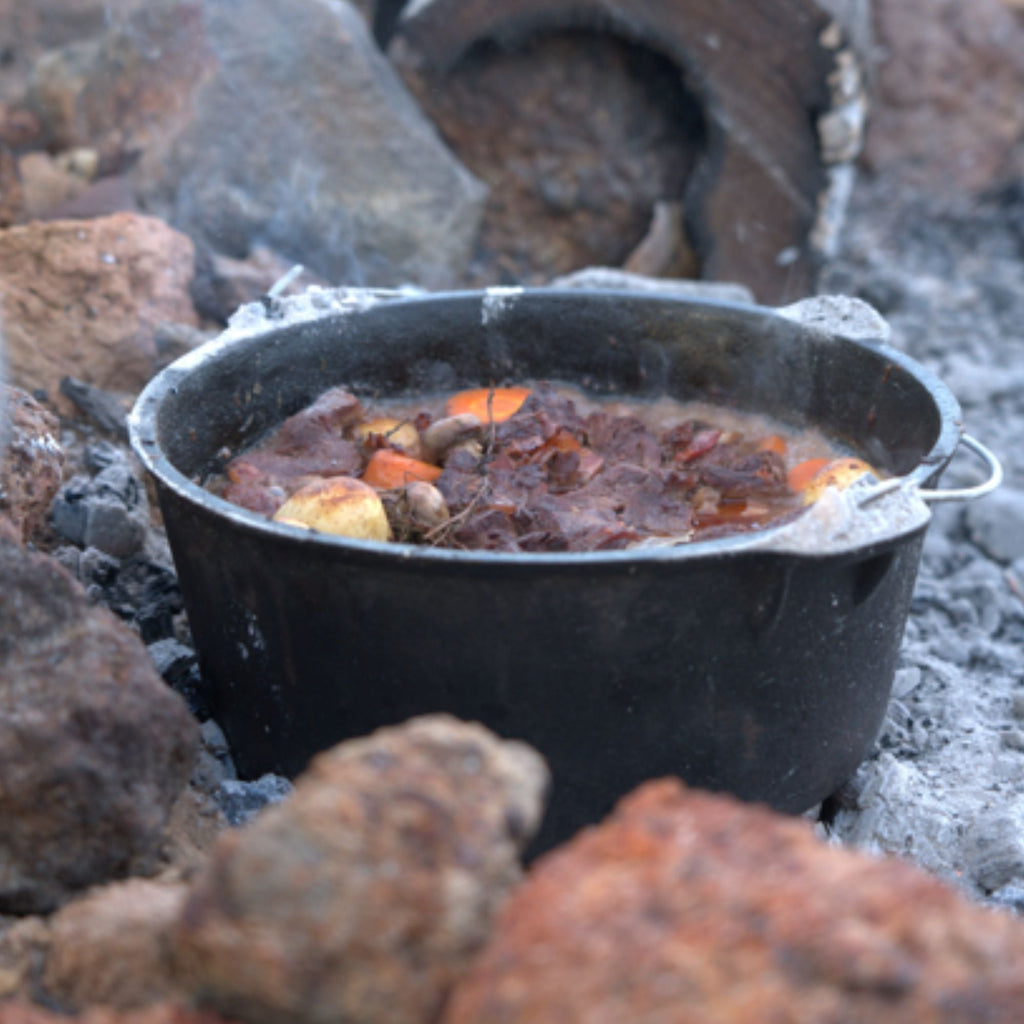Wildtrak 4.5 Quart Heavy-duty Round Camp Oven Pre-Seasoned with Lip & Handle - view 4