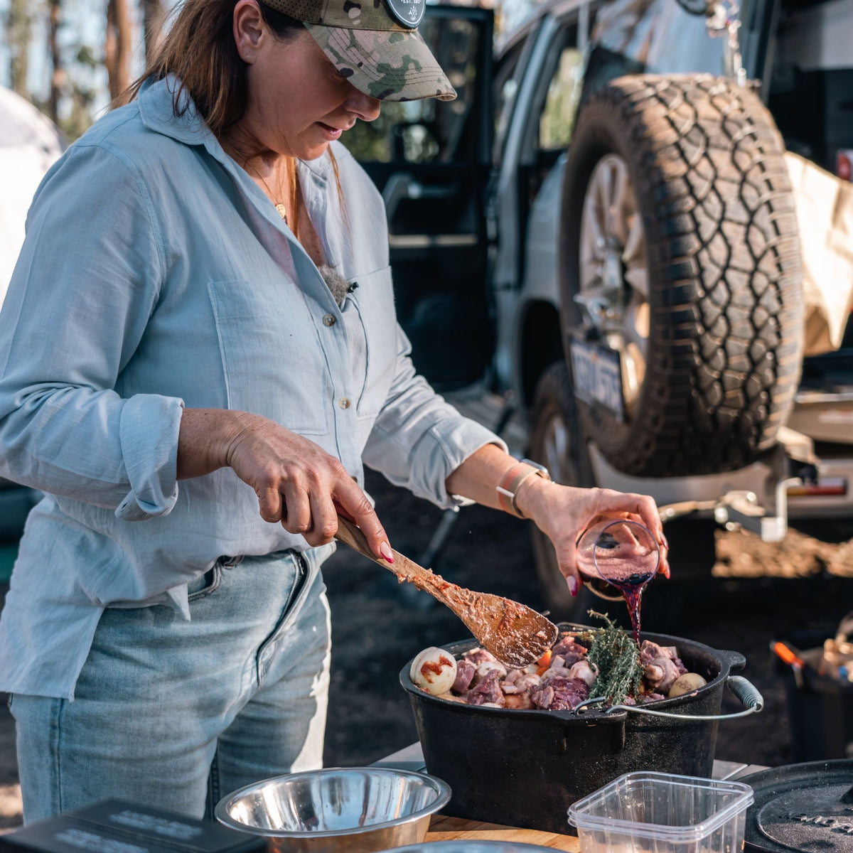 Wildtrak 9 Quart Heavy-duty Round Camp Oven with Lip and Handle, Pre-Seasoned - view 10
