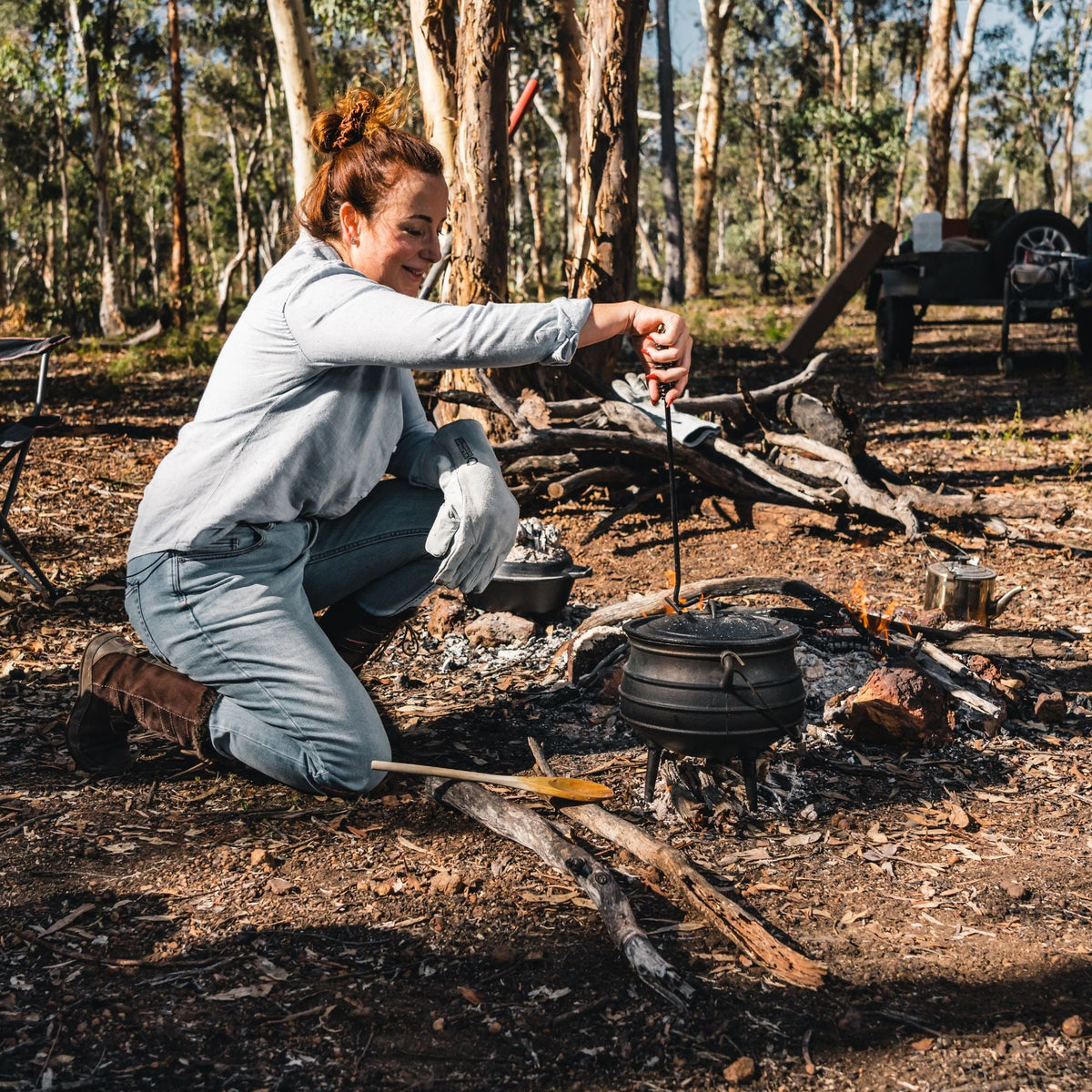 Wildtrak 8L Cast-Iron Pre-Seasoned Potjie Pot with 3 Feet, Spiral Bail Handle, and Wooden Box - view 8