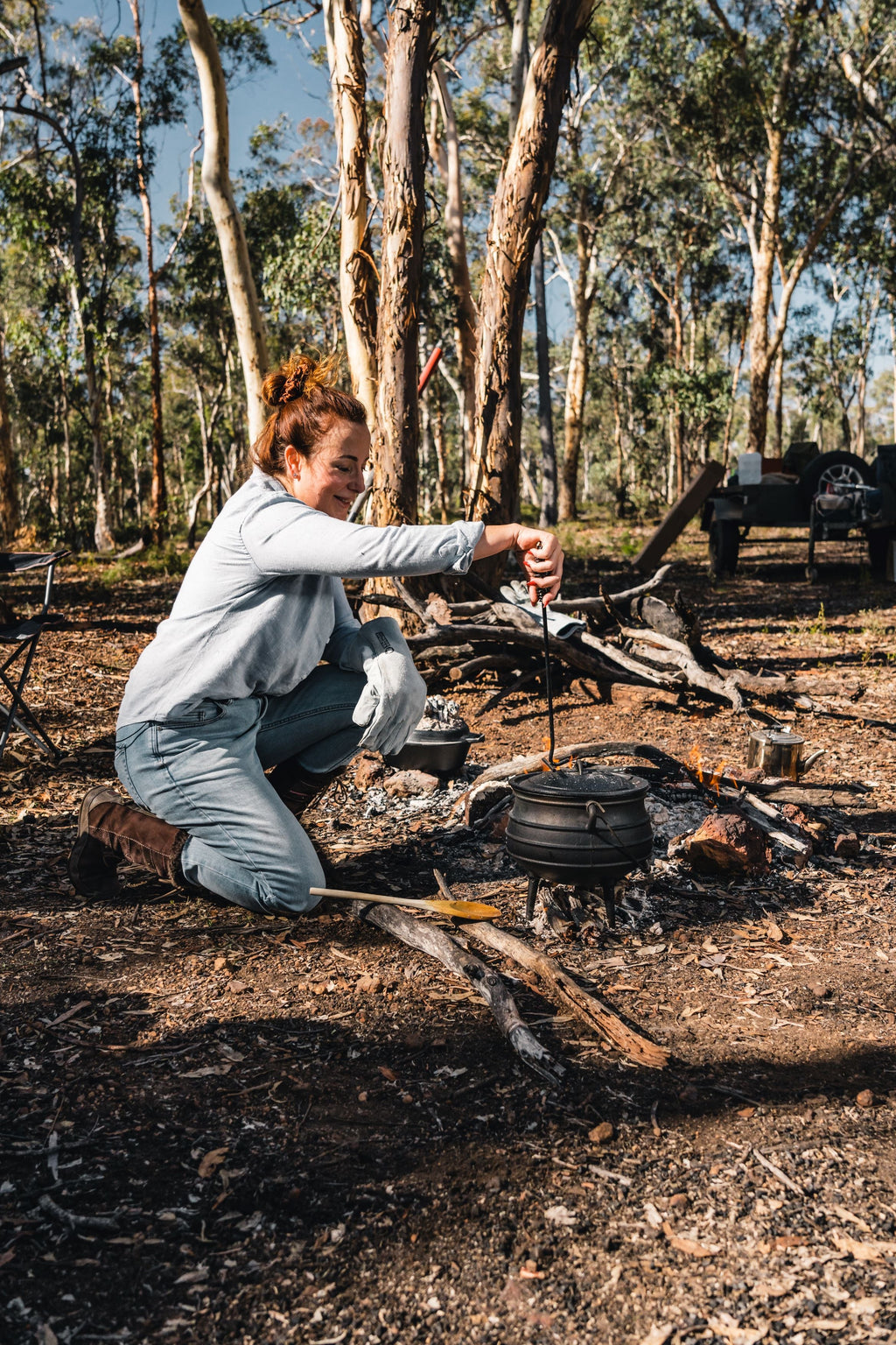 Wildtrak 8L Cast-Iron Pre-Seasoned Potjie Pot with 3 Feet, Spiral Bail Handle, and Wooden Box - view 12