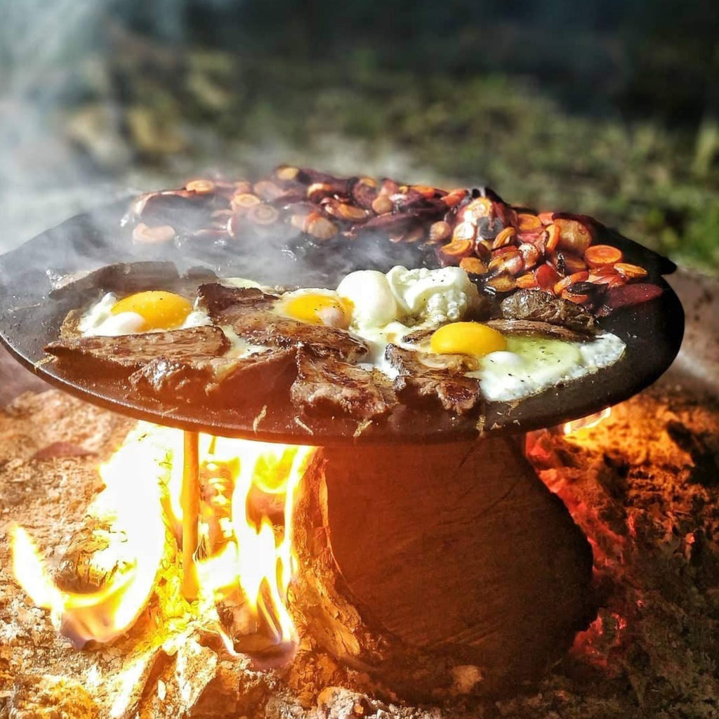 Wildtrak Pre-Seasoned Round Cast Iron BBQ Plate with Removable Legs 45cm - view 2