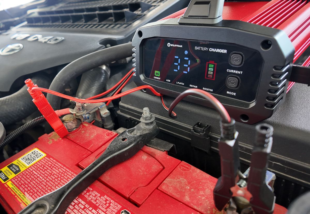 Wildtrak 12/24V 25A Battery Charger - Car, Boat, AGM & LiFePO₄ Compatible