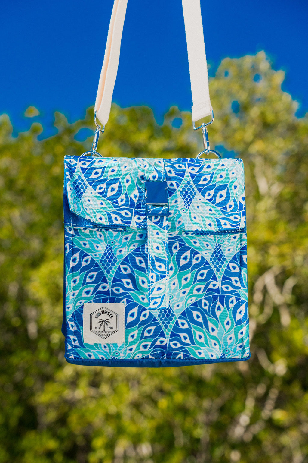 Peacock Paradise Insulated Lunch Bag, Removable Shoulder Strap, Metal Buckle - view 2