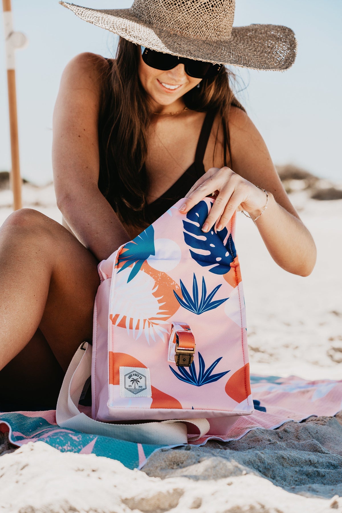 Blush Palm Insulated Lunch Bag, Removable Shoulder Strap, Metal Buckle - view 2