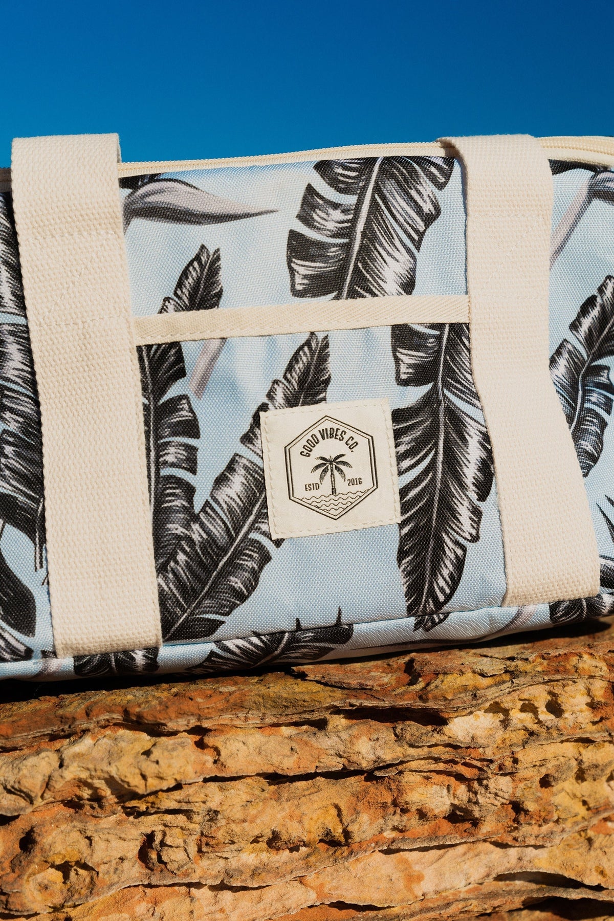 Sorrento Palm 15 Can Deluxe Cooler Bag, Insulated Lining, Removable Shoulder Strap, Storage Pocket - view 2