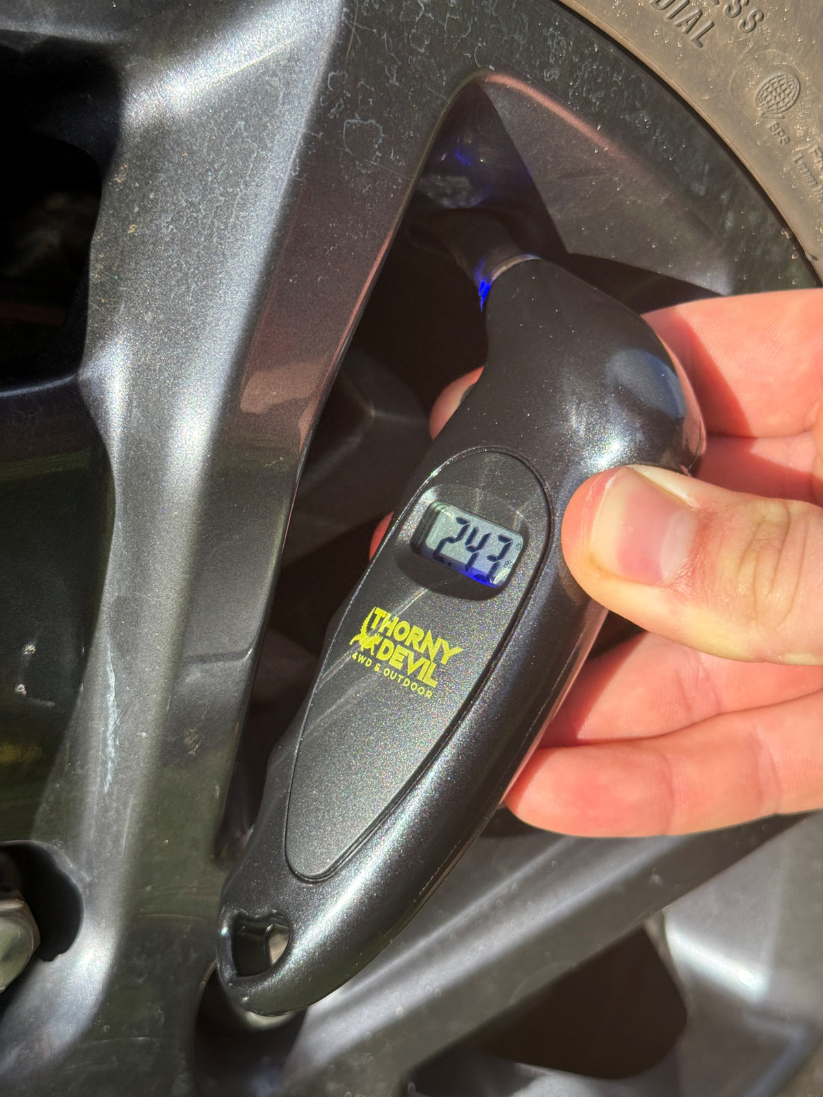 Premium Tyre Deflators & Digital Gauge Combo - 6pc Set - view 8