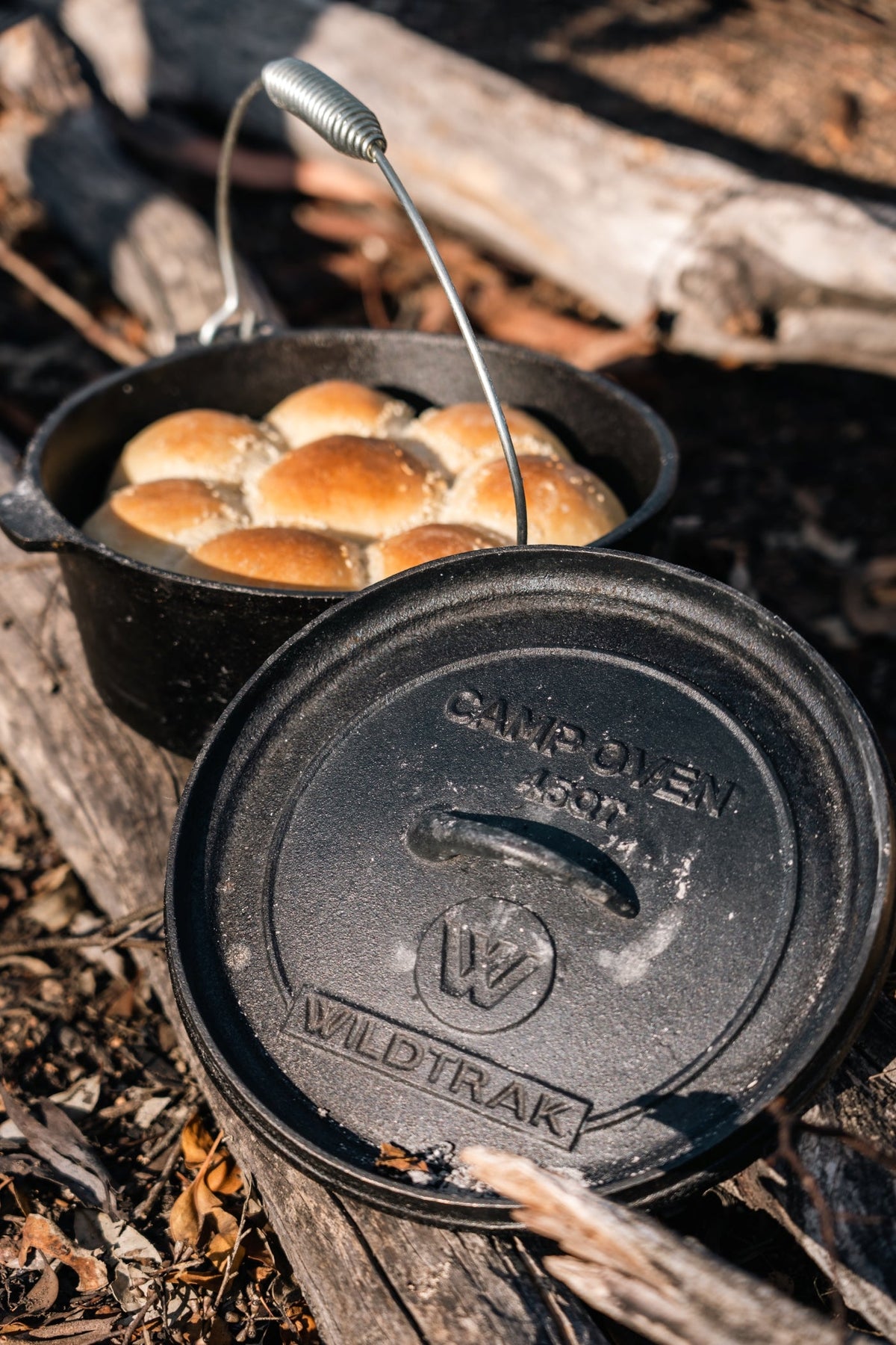 Wildtrak 4.5 Quart Heavy-duty Round Camp Oven Pre-Seasoned with Lip & Handle - view 9